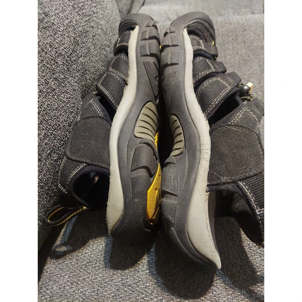 KEEN Newport H2 Mens 8.5 Black Sandals Closed Toe Summer Waterproof Sport Hike